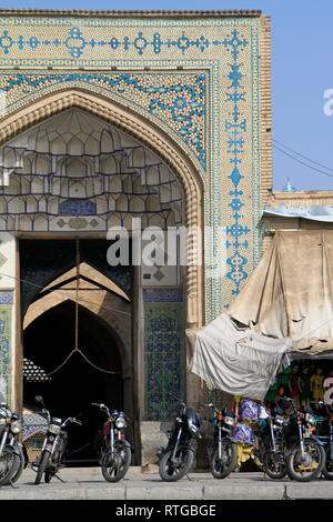 Tehran, Iran - 12 Giugno 2018: fila di motocicli di fronte al tradizionale bazaar di Teheran, Iran Foto Stock