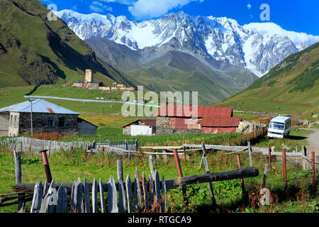 Villaggio vicino a picco Shkhara (5068 m), Ushghuli comunità Svanetia superiore, Georgia Foto Stock