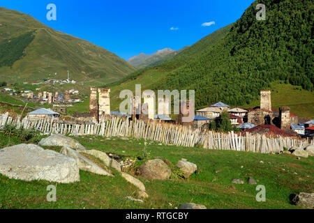 Villaggio vicino a picco Shkhara (5068 m), Ushghuli comunità Svanetia superiore, Georgia Foto Stock