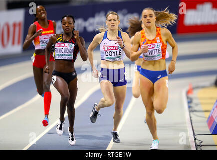 Gran Bretagna Eilidh Doyle (centro) compete in donne 400m 7 di calore durante il giorno uno degli Europei Indoor di Atletica a Emirates Arena, Glasgow. Foto Stock