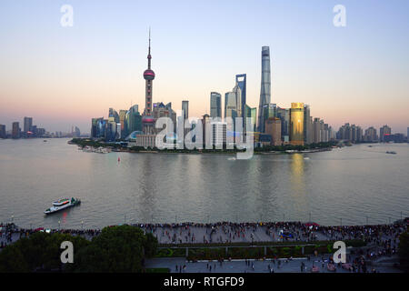 SHANGHAI, Cina -30 ottobre 2018- vista giorno del moderno skyline di Pudong visto dal punto di riferimento classico hotel di pace sul Bund a Shanghai in Cina. Foto Stock