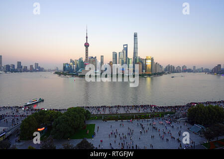 SHANGHAI, Cina -30 ottobre 2018- vista giorno del moderno skyline di Pudong visto dal punto di riferimento classico hotel di pace sul Bund a Shanghai in Cina. Foto Stock