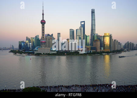 SHANGHAI, Cina -30 ottobre 2018- vista giorno del moderno skyline di Pudong visto dal punto di riferimento classico hotel di pace sul Bund a Shanghai in Cina. Foto Stock