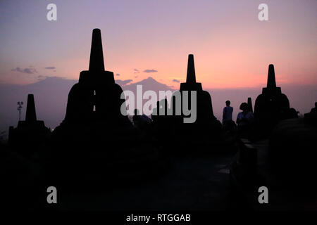 Il Mahayana tempio buddista (VIII secolo), il Borobudur, vicino a Magelang, Giava centrale, Indonesia Foto Stock