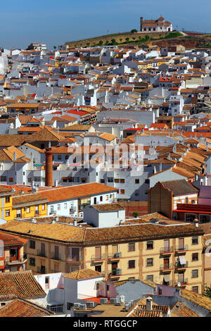 Paesaggio urbano dalla torre di castello, Antequera, Andalusia, Spagna Foto Stock