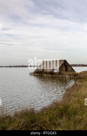 Un vecchio deposito di pesca nel Delta del Po le zone umide nei pressi di Comacchio Foto Stock