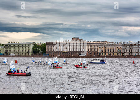 Paesaggio urbano oltre il fiume Neva, San Pietroburgo, Russia Foto Stock