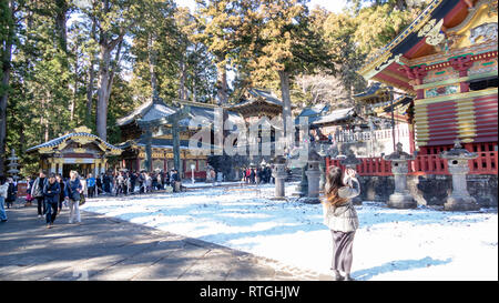 NIKKO, Giappone - 2 febbraio 2019: persone non identificate al Santuario Toshogu. Il santuario è il luogo del riposo finale dei Tokugawa Ieyasu, il fondatore del Toku Foto Stock