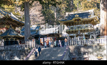 NIKKO, Giappone - 2 febbraio 2019: persone non identificate al Santuario Toshogu. Il santuario è il luogo del riposo finale dei Tokugawa Ieyasu, il fondatore del Toku Foto Stock