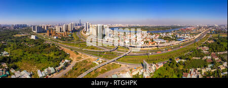 Vista superiore antenna di Ha Noi highway e Cat Lai crocevia, Ho Chi Minh City con lo sviluppo di edifici, trasporti, infrastrutture, Vietnam Foto Stock