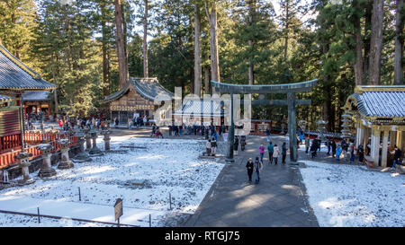 NIKKO, Giappone - 2 febbraio 2019: persone non identificate al Santuario Toshogu. Il santuario è il luogo del riposo finale dei Tokugawa Ieyasu, il fondatore del Toku Foto Stock