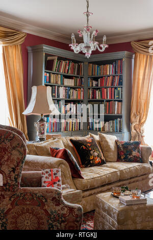 Foto sopra di blu pallido Victorian divano ad angolo in country living  salotto con mobili di antiquariato e tappeto bianco Foto stock - Alamy