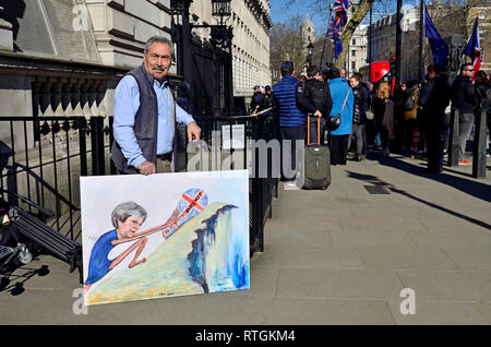 Kaya Mar - Turco fumettista politico - al di fuori di Downing Street con la sua nuova pittura Brexit di PM Theresa Maggio 26 Feb 2019 Foto Stock