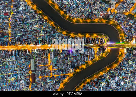 Vista aerea del ponte Kieu, Ho Chi Minh City con edifici di sviluppo, trasporto, energia infrastruttura di alimentazione. Il Vietnam Foto Stock