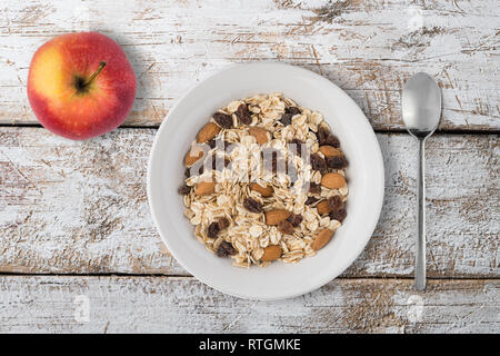 Piastra bianca con oat trecce su sfondo bianco Foto Stock