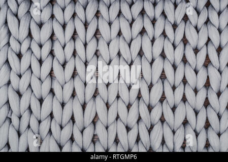 Maglia grigia coperta da lana merinos, super chunky filato. Può essere utilizzato come sfondo. Foto Stock