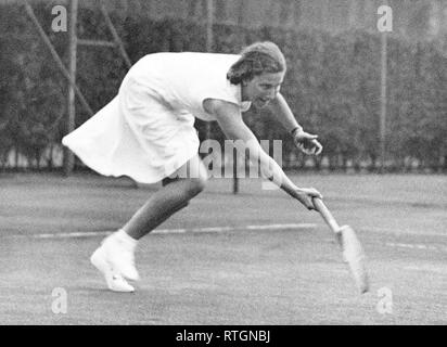 Foto deve essere accreditato ©Alpha premere 050000 02/08/1934 Miss M Gardiner (St. Paolo le ragazze della scuola) nelle sue singole marzo. Miss Rowe infine vinto 6-3, 4-6, 6-2. Le studentesse Lawn Tennis campionati a Queen's Club di West Kensington, Londra. Foto Stock