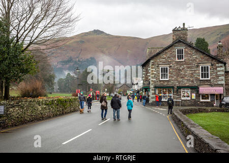 Gli escursionisti e gli escursionisti in Grasmere villaggio su un giorno inverni,Parco Nazionale del Distretto dei Laghi,Cumbria in Inghilterra Foto Stock