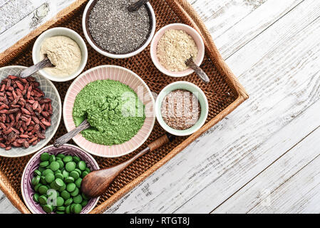 Super diversi alimenti in recipienti su un vassoio in rattan, vista dall'alto Foto Stock