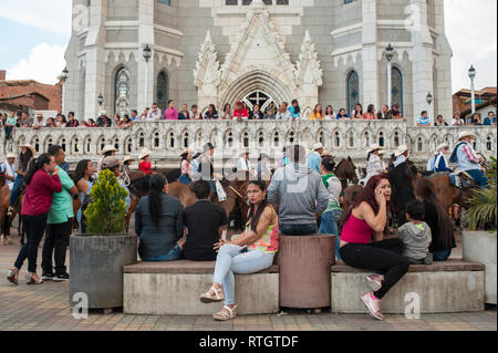 Donmatias, Antioquia, Colombia: Cabalgata. La Iglesia Nostra Senora del Rosario, Parque Principal. Foto Stock