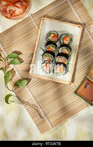 Rullo coreano Gimbap(kimbob) realizzato da il riso bianco cotto a vapore (BAP) e vari altri ingredienti Foto Stock
