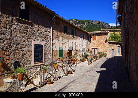 Un vicolo nel pittoresco Valldemossa a Mallorca. Situato nella Serra de Tramuntana e famosa per il soggiorno di Frédéric Chopin e George Sand. Foto Stock