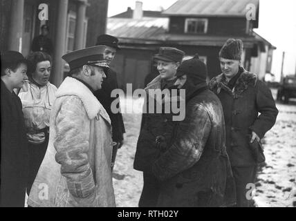 La guerra d'inverno. Un conflitto militare tra Unione sovietica e Finlandia. Si è cominciato con un invasione sovietica nel novembre 1939 quando infantery sovietica attraversato il confine sul Karelian istmo. Circa 9500 volontari svedesi hanno partecipato i soldati in guerra. Qui a Rovaniemi, il nord della Finlandia. Il finlandese Maggiore Generale Kurt Wallenius, 1893-1984. Egli era stato nominato comandante della Lapponia gruppo da Gustaf Mannerheim chi era il comandante in capo della Finlandia per la difesa. La Lapponia gruppo sebbene numericamente sopraffatta, sconfitto le truppe sovietiche a Salla e Petsamo. In questa immagine catturata un soldato sovietico viene interrogato. 0 Foto Stock