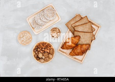 Prima colazione continentale - pane tostato, croissant, mescolare i dadi, latte Foto Stock