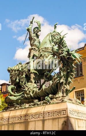 Stoccolma, Svezia - 26 Maggio 2017: San Giorgio e il drago. Statua in bronzo di Stoccolma, Svezia. Esso è stato inaugurato il 10 ottobre 1912, data di Foto Stock