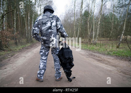 Un solitario S.W.A.T ranger nella foresta Foto Stock