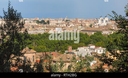 Vedute panoramiche offerte dalla storica, collina del gianicolo Terrazza all'eterna città italiana, Roma. Splendida giornata estiva nella capitale d'Italia. Paesaggio urbano Foto Stock