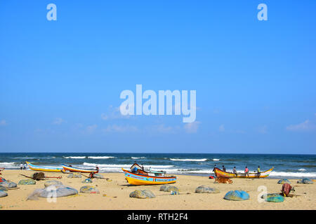 Spiaggia di barche da pesca e di vacche, Mamallapuram, Mahabalipuram, Baia del Bengala, Tamil Nadu, India Foto Stock