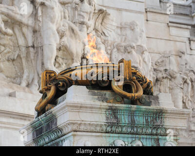 Il fuoco ardente altare o fiamma eterna. Altare della Patria in onore di primo re d'Italia Vittorio Emanuele II e la prima guerra mondiale i soldati in Roma Foto Stock