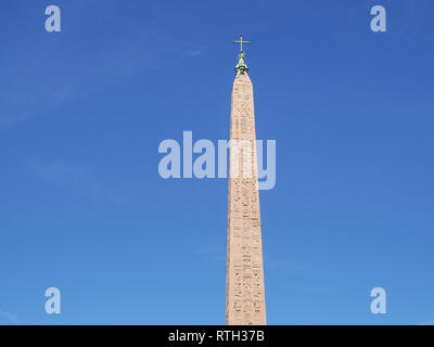 Obelisco Flaminio è uno dei tredici obelischi antichi in Piazza del Popolo Roma, Italia. Obelisco Egiziano di Ramesse II da Heliopolis in cielo blu. Foto Stock