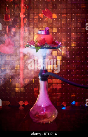 Hookah agrumi con gigli di fresco in una nuvola di fumo. Foto Stock