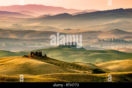 Alba sulle aziende agricole in campagna collinare della Toscana, Italia Foto Stock