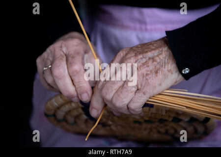 Senior donna da Cipro la tessitura di un cestello tradizionale con ance Foto Stock