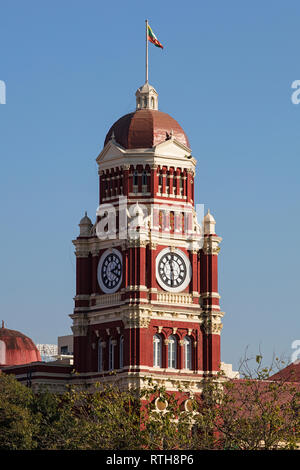 La rossa torre dell orologio della costruzione dell'Alta Corte di Yangon, Myanmar. Foto Stock