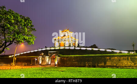 Ngan porta alla città imperiale di Hue, Vietnam Foto Stock