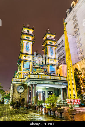 Cao Dai Temple in tinta, Vietnam Foto Stock