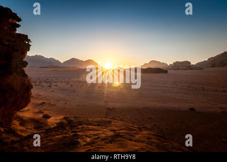 Tramonto nel deserto di Wadi Rum, Giordania, Medio Oriente Foto Stock