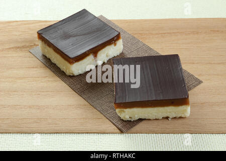 Due fette di caramello o milionari Shortbreads Foto Stock