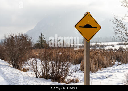 Firmare i driver di avvertimento di un rallentatore in avanti. Foto scattata nel Parco Nazionale di Banff durante il periodo invernale mentre la neve era caduta Foto Stock