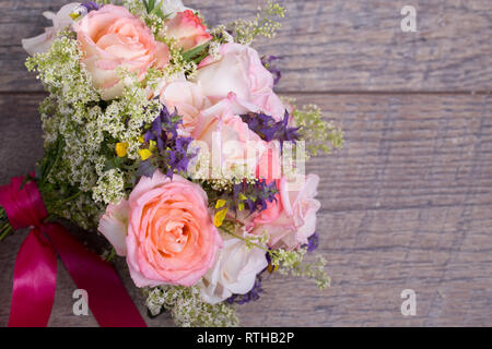 Bouquet di lusso fatta di rose rosse nel negozio di fiori di San Valentino bouquet di rose rosse Foto Stock