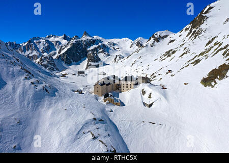 L ospizio del Gran San Bernardo Pass in inverno, antenna shot, Bourg-St-Pierre, Vallese, Svizzera Foto Stock