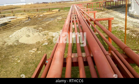 Tubazioni per il pompaggio di prodotti petroliferi raffinati. Tubi in raffineria. Foto Stock