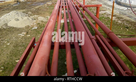 Tubazioni per il pompaggio di prodotti petroliferi raffinati. Tubi in raffineria. Foto Stock