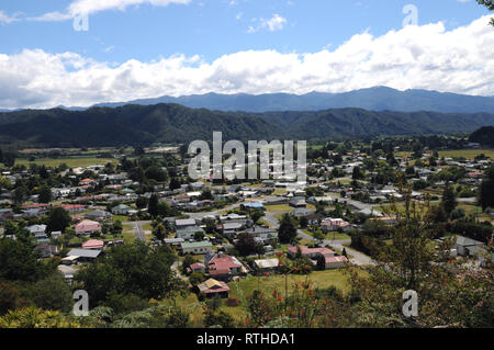Panoramica della città di Reefton, una piccola città della costa occidentale Regione della Nuova Zelanda. Esso è stato stabilito circa 1870 come oro una città mineraria. Foto Stock