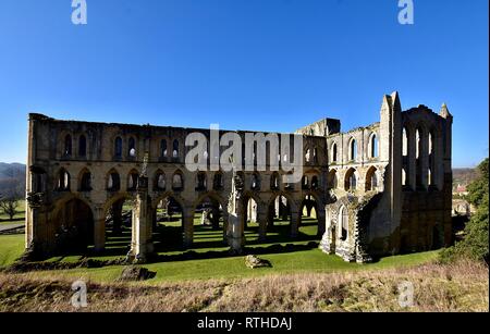 Rievaulx Abbey navata e transetto nord. Foto Stock