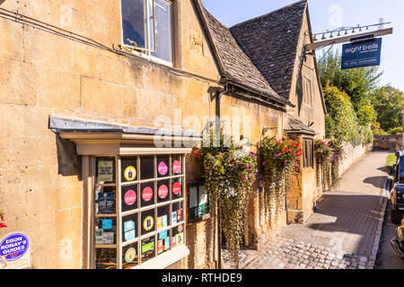 Il premiato otto campane pub risalente al XIV secolo in Cotswold città di Chipping Campden, GLOUCESTERSHIRE REGNO UNITO Foto Stock